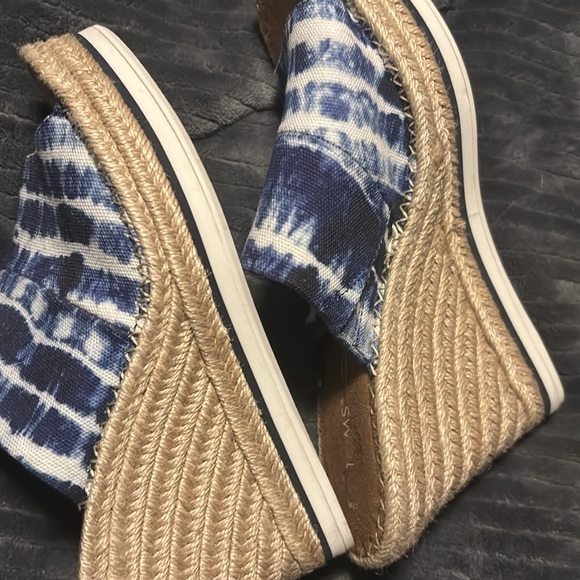tom’s canvas tie-dye with blue and white open heel open toed wedges. - Picture 4 of 7